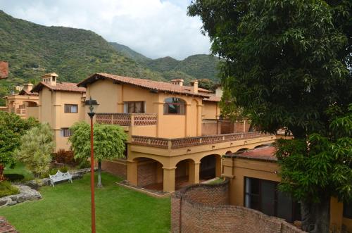 una grande casa con balcone in cima a un cortile di Villas Danza del Sol a Ajijic