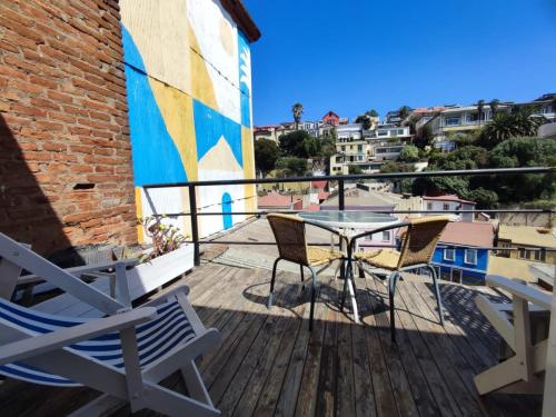 A balcony or terrace at La Galería B&B