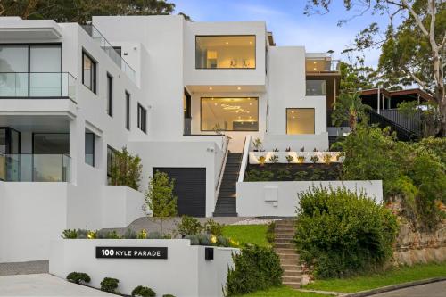 una casa blanca con una escalera delante en Luxury Waterside Home Sanctuary, en Sídney