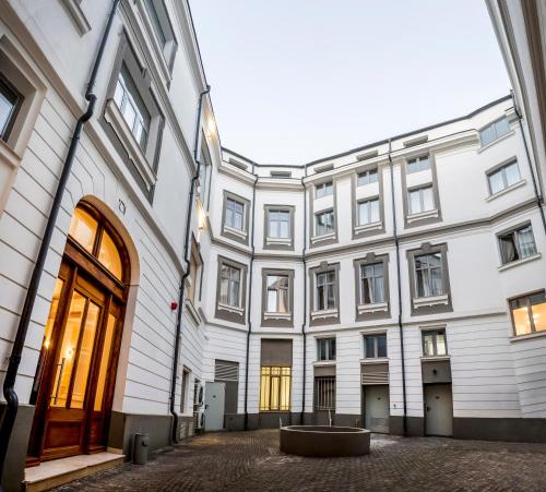 - un grand bâtiment blanc avec une grande porte en bois dans l'établissement Matisse Bucharest Old Town, à Bucarest