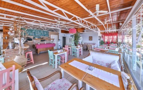 - un restaurant avec des tables et des chaises dans une salle dans l'établissement Hotel Sonne - Adults Only, à Kaş