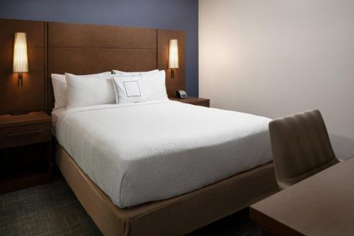 Tempat tidur dalam kamar di Residence Inn by Marriott Las Vegas Convention Center