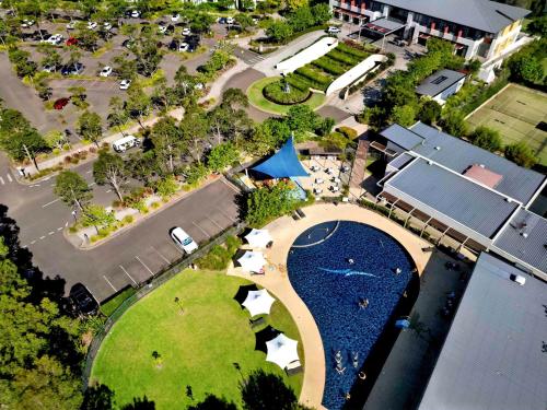 Skats uz naktsmītni Mercure Kooindah Waters Central Coast no putna lidojuma