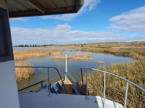 Un paisaje natural cerca del barco