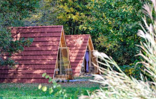 Un jardín fuera de Rural Holiday Home "Rim" Ruralna kuća za odmor