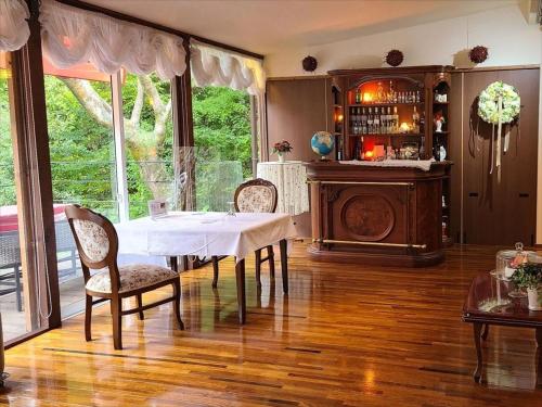 een eetkamer met een witte tafel en stoelen bij Rokugatsu-no-Mori Auberge in Sano