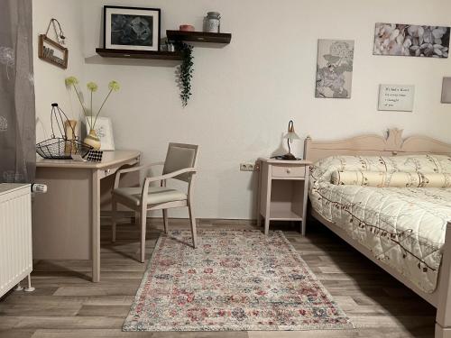 una camera con letto, tavolo e scrivania di Landhaus Pusteblume a Quedlinburg