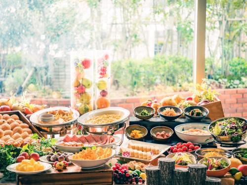 un buffet con molte ciotole di cibo su un tavolo di Hotel Hanshin Osaka ad Osaka