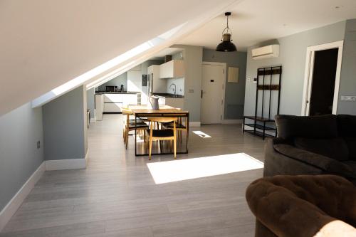 a living room with a couch and a table at Principia Suites in León