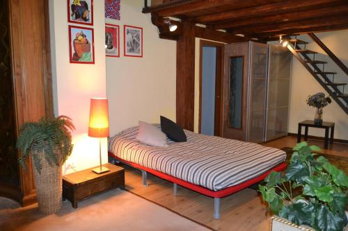 een slaapkamer met een bed met een laptop erop bij Castello 5888 C, Santa Marina, Calle Marcello, LOFT in Venetië