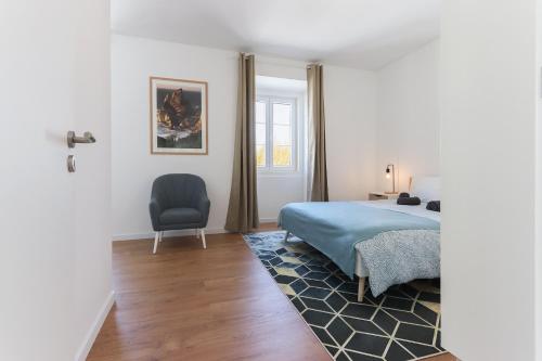 Un pat sau paturi într-o cameră la Sintra Flower Lux Apartments