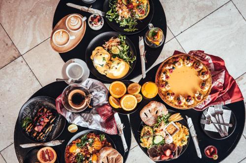 una mesa con muchos platos de comida y bebida en Bed and breakfast Placzek, en Brno