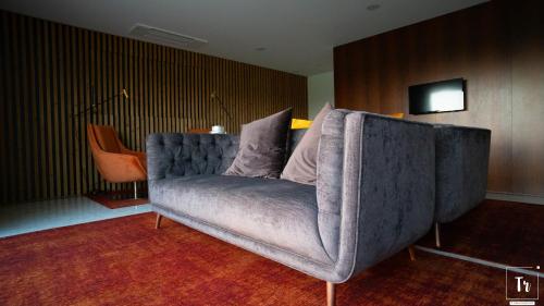 a living room with a couch in a room at Quinta das Donas in Anadia