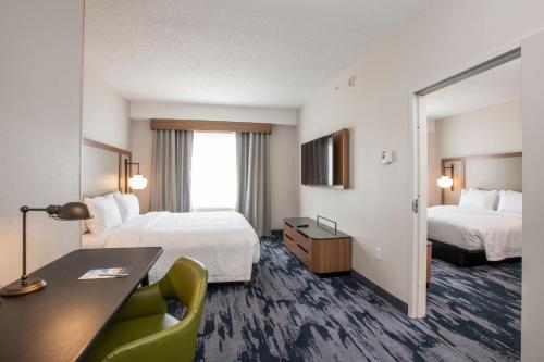 Fairfield by Marriott Inn & Suites Newport Cincinnati tesisinde bir odada yatak veya yataklar