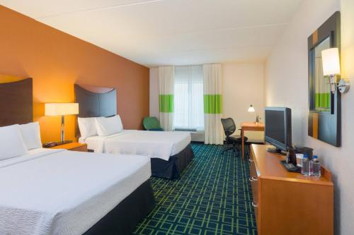 Uma TV ou centro de entretenimento em Fairfield Inn & Suites Lock Haven