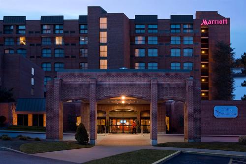 - un grand bâtiment en briques avec une arche devant dans l'établissement Marriott Providence Downtown, à Providence