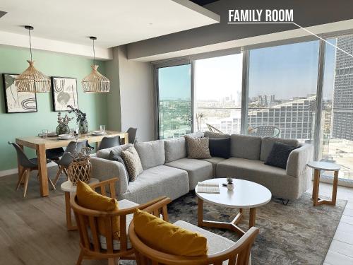 a living room with a couch and a table with chairs at Luxury Condo in Lobby33 near Andares By Bamboo in Guadalajara