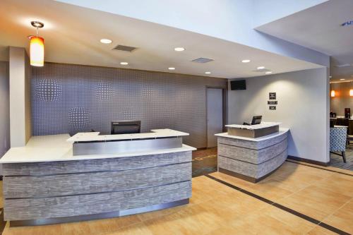 an office with a lobby with a reception desk at Residence Inn by Marriott Chicago Wilmette/Skokie in Wilmette