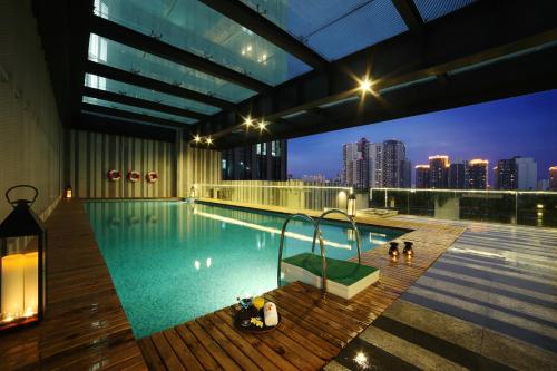 สระว่ายน้ำที่อยู่ใกล้ ๆ หรือใน Rhombus Park Aura Chengdu Hotel