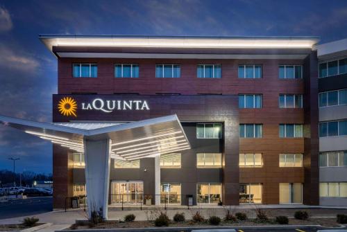 a rendering of the front of a hotel at La Quinta by Wyndham Chicago O'Hare Airport in Rosemont