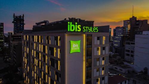 リマにあるibis styles Lima San Isidroの上にバスサインがある建物