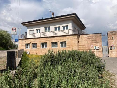 un edificio de ladrillo con balcón en la parte superior en DA ANNA locazione turistica, en Verona