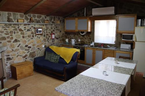 Holiday Accommodation, Serra da Estrela - Casa Cabeço do Barragão में रसोई है