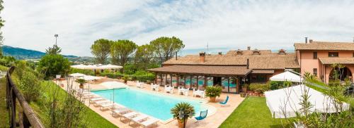 Piscina a La Fattoria-Hotel o a prop