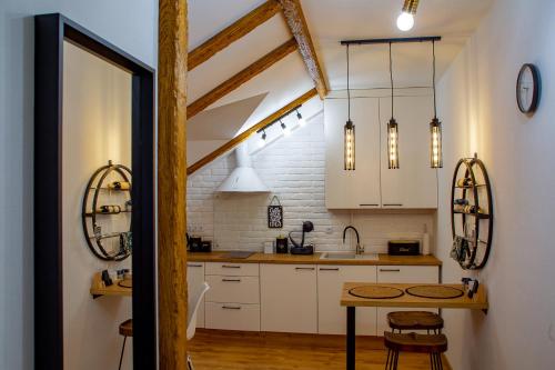 Una cocina o cocineta en Old Town Loft Apartments