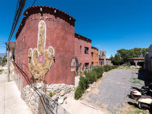 un edificio con un cactus pintado a un lado. en Casa de Peter, en Cafayate