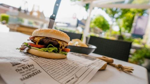 een sandwich bovenop een tafel bij Bij Hen op Ameland in Hollum