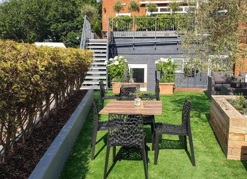 d'une terrasse avec une table et des chaises sur gazon. dans l'établissement Hotel Collingwood BW Signature Collection, à Bournemouth