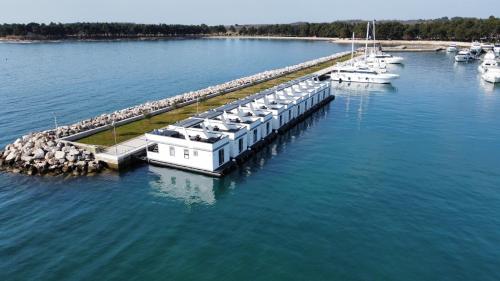 z góry widok na przystań z łodziami w wodzie w obiekcie The Sea Lodges Novigrad - Bootshaus Floating Sea House w mieście Novigrad