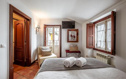 een slaapkamer met een bed met twee handdoeken erop bij Casa de S. Thiago de Obidos in Óbidos