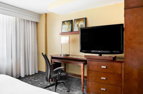 Uma TV ou centro de entretenimento em Courtyard by Marriott Newark Downtown