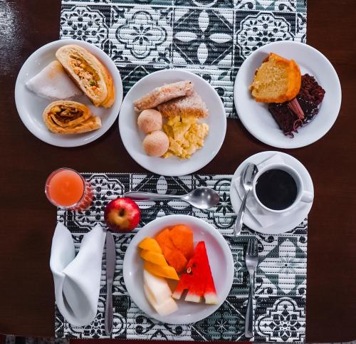 - une table avec des assiettes de nourriture et une tasse de café dans l'établissement Costa Atlantico Hotel, à São Luís