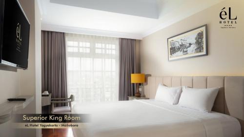 Ένα ή περισσότερα κρεβάτια σε δωμάτιο στο eL Hotel Yogyakarta Malioboro