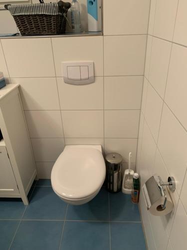 uma pequena casa de banho com WC numa cabina em Wohlfühl-Apartment em Ettlingen