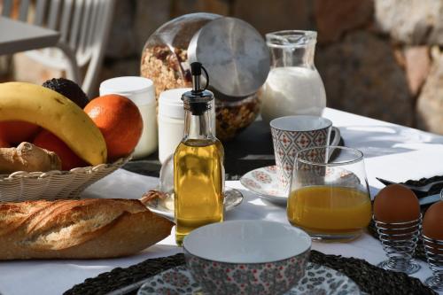 un tavolo con pane e uova e una bottiglia d'olio di Bastide de l'Endre a Callas