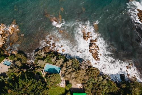 z powietrza widok na plażę z oceanem w obiekcie Lagnonu w mieście Verghia