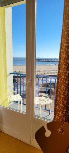 Habitación con ventana con vistas a la playa. en Seakub hotel, en Royan