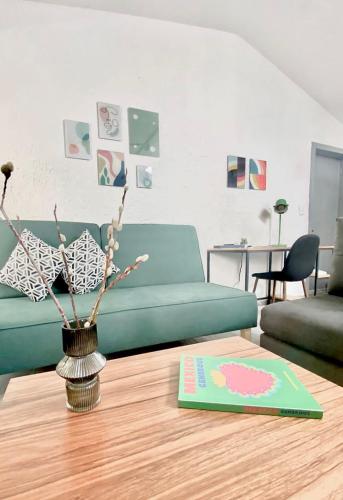 salon z zieloną kanapą i wazą na stole w obiekcie Departamento tipo LOFT cerca de hospital Angeles w mieście Meksyk