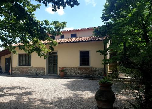 uma casa grande com uma entrada em frente em Il Sottolo em Florença