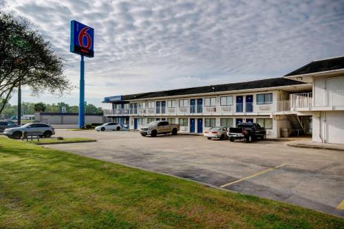 un hotel con auto parcheggiate in un parcheggio di Motel 6-Port Allen, LA - Baton Rouge a Port Allen