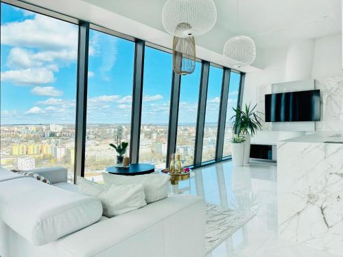 En TV eller et underholdningssystem på Apartament White Sky 20 Hanza Tower- Free parking