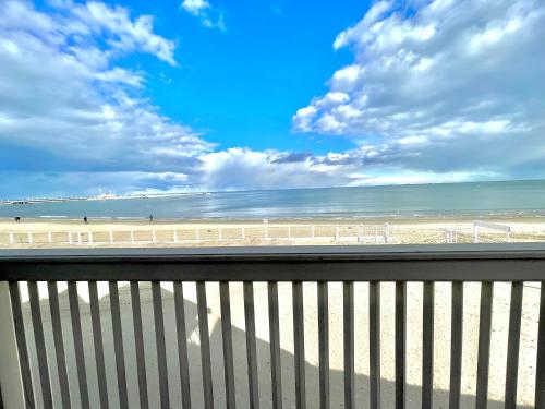 Elle offre une vue sur une plage avec une clôture et l'océan. dans l'établissement Hotel Zhong Hua, à Sopot