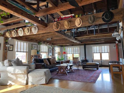 Seating area sa Magical Post And Beam Loft Downtown Newport!