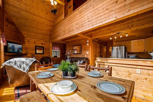 セバービルにあるGreat Smoky Mountains Cabin!, Secluded, Pet-Kid Friendly!のダイニングルーム(木製テーブル付)