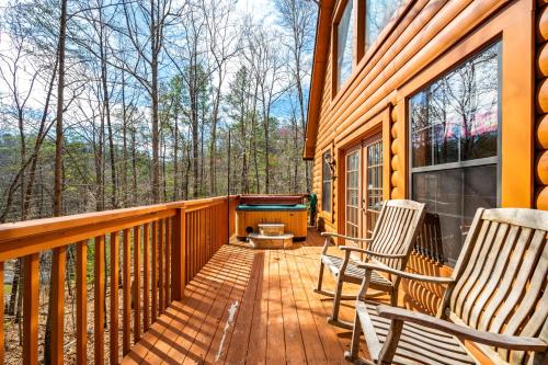 セバービルにあるGreat Smoky Mountains Cabin!, Secluded, Pet-Kid Friendly!のデッキ(椅子、ビリヤード台付)