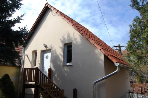 una casa bianca con tetto rosso di Maya Guesthouse a Eger